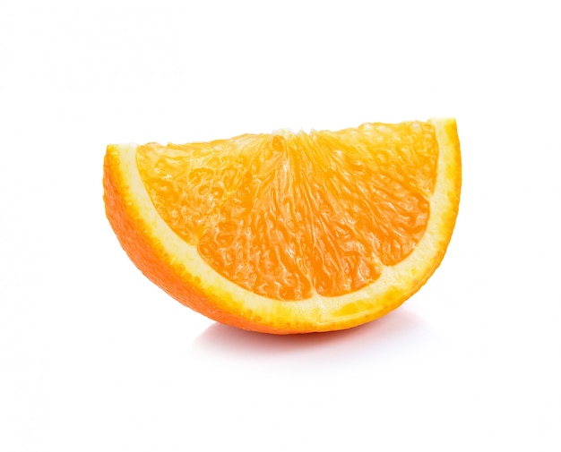 Fruta laranja isolada no fundo branco