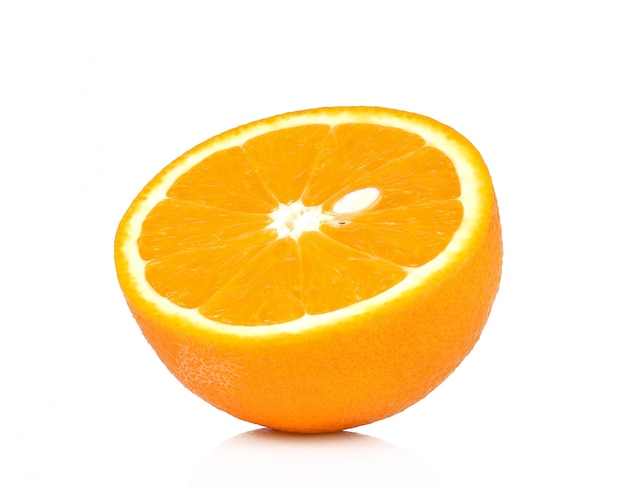 Fruta laranja metade em fundo branco