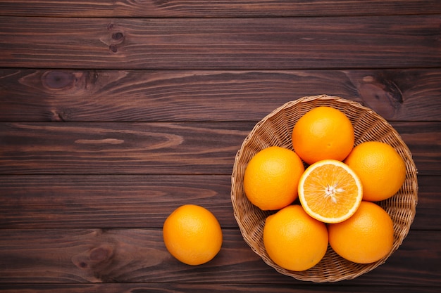 Fruta laranja na cesta em um fundo marrom