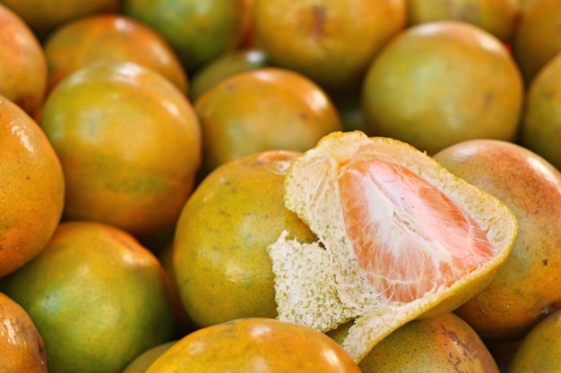 Foto fruta laranja na comida de rua