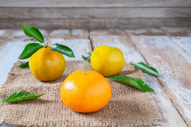 Fruta laranja na mesa de madeira