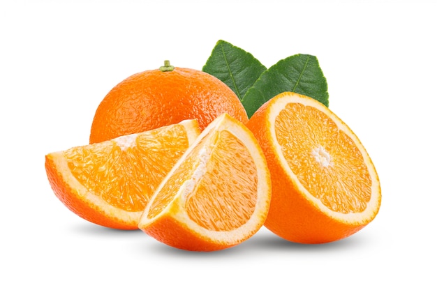 Fruta laranja na parede branca.