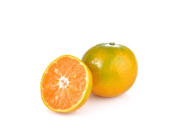 Fruta laranja na parede branca