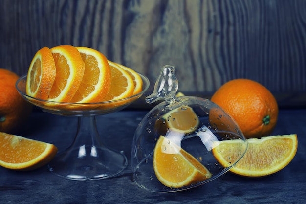 Fruta laranja tonificada em fundo de madeira