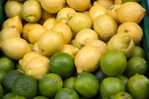 Fruta de lima y limón en el mercado