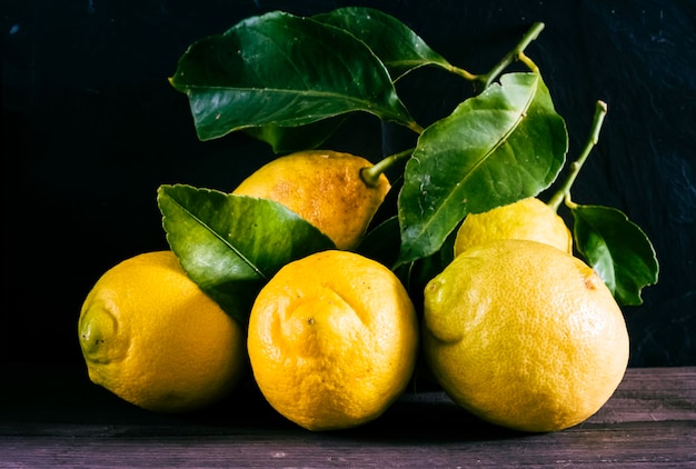 Fruta limãoFruta limão com folha isolada Limões inteiros em uma mesa de madeira