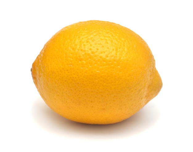 Una fruta de limón aislada sobre fondo blanco Concepto creativo de comida y deporte Jugo macro naturaleza amarilla Vista superior plana