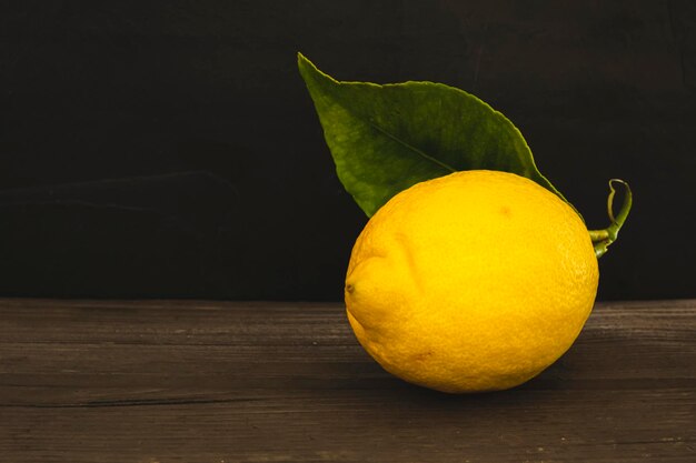 Fruta de limón Fruta de limón con hoja aislada Limones enteros sobre una mesa de madera