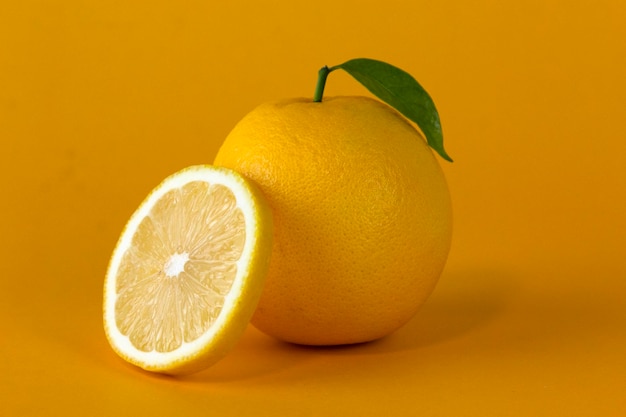 Una fruta de limón con rodaja de limón y hoja aislada sobre fondo blanco Un concepto de fruta saludable