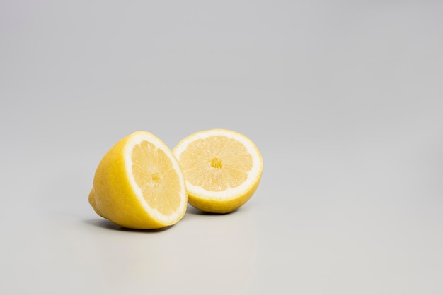 Foto fruta de limón sobre fondo neutro