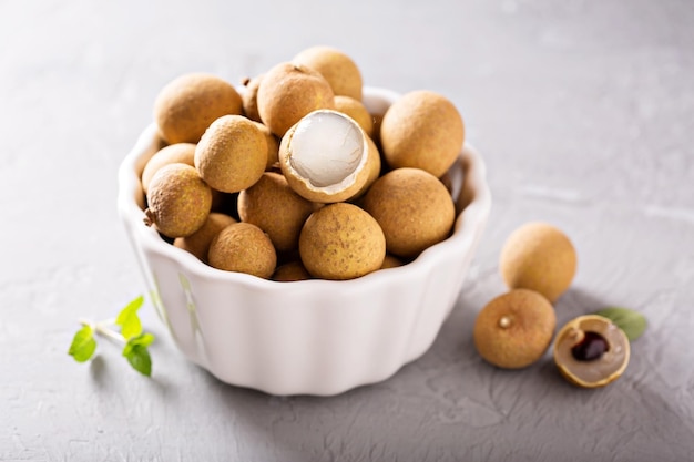 Fruta de longan en un cuenco blanco