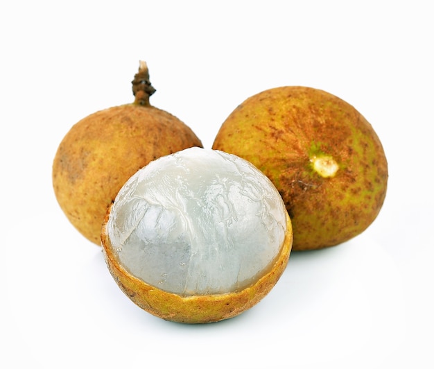 Fruta Longan fresca em fundo branco