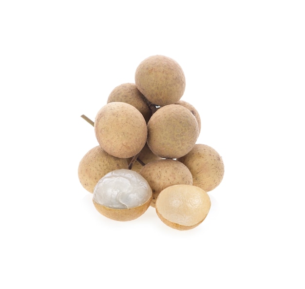 Fruta longan isolada em fundo branco