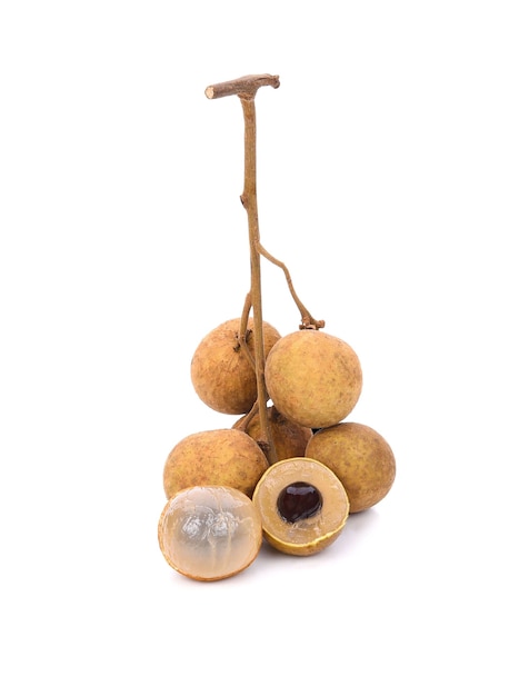 Fruta Longan isolada no fundo branco.