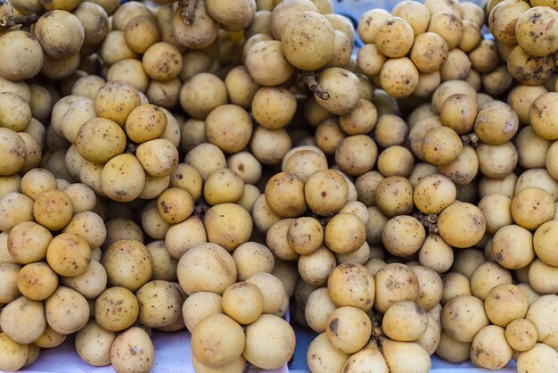 Fruta longan en una venta en el mercado malasio