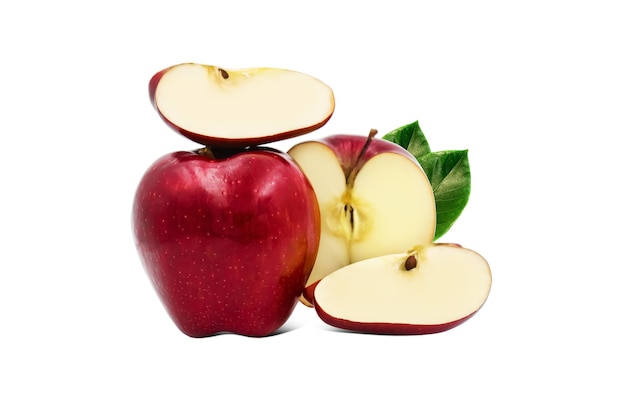 Fruta maçã com folhas fatiadas e verdes isoladas no fundo branco