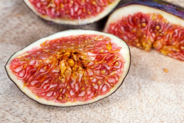 Fruta madura en la cocina durante la preparación de ensalada de frutas deliciosa pulpa de higo rojo saludable con semillas higos maduros cortados en trozos