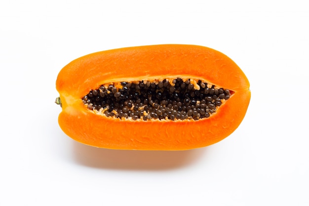 Fruta madura da papaia no branco.
