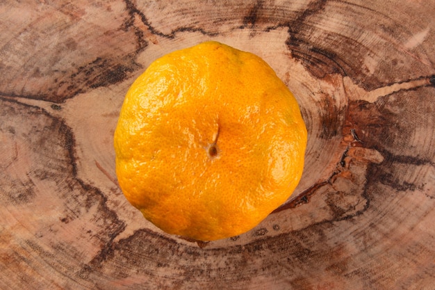 Fruta madura da tangerina em fundo de madeira rústico.