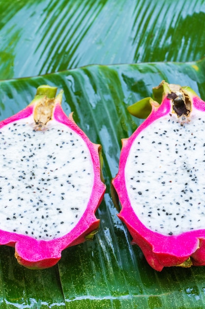 Fruta madura del dragón en una hoja verde mojada. Vitaminas, frutas, alimentos saludables.