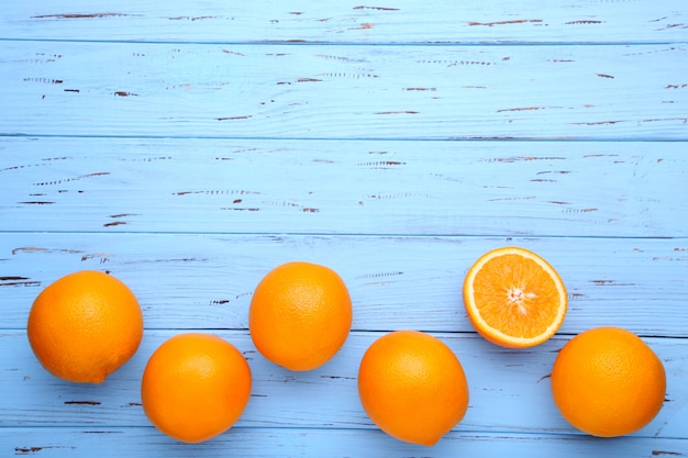 Fruta madura laranja sobre fundo azul