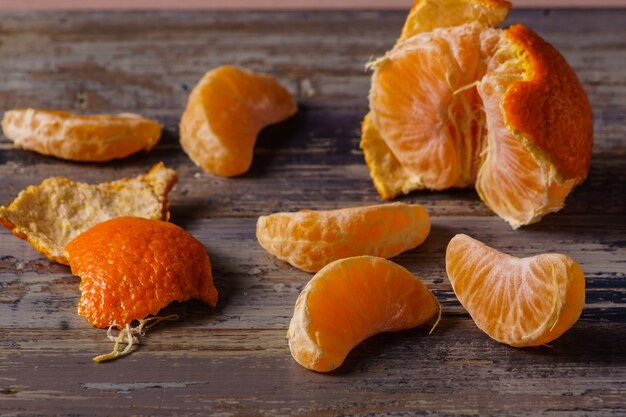 Fruta madura de la mandarina en fondo de madera azul.