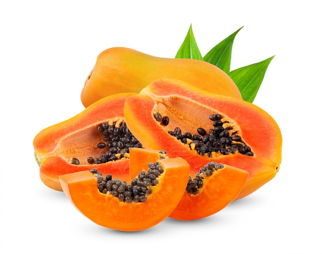 Fruta madura de papaya con semillas en la pared blanca.