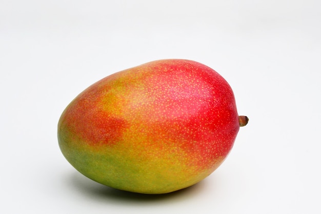 Fruta de mango aislado sobre fondo blanco.