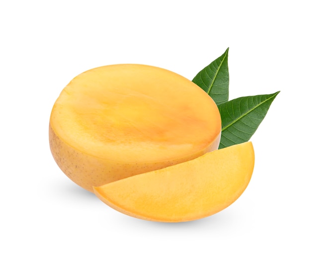 Fruta de mango aislado sobre fondo blanco.