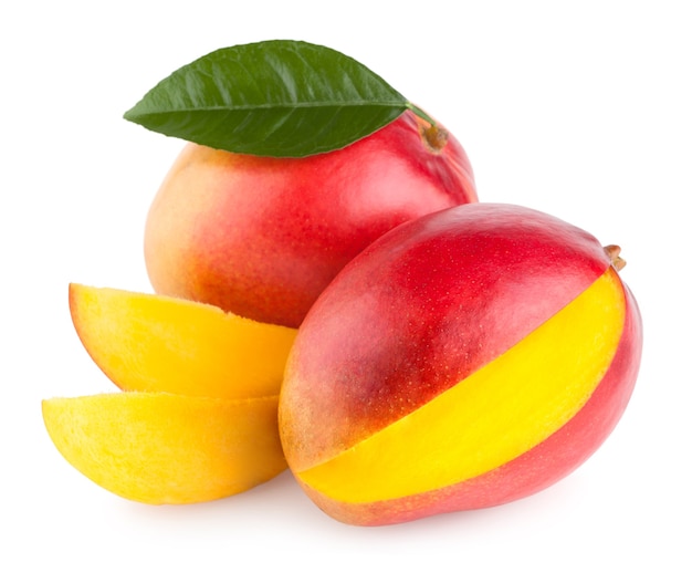 Fruta de mango aislado sobre fondo blanco.