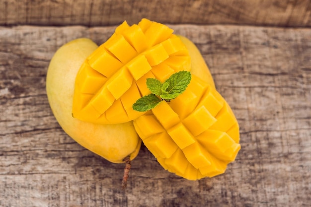 Fruta de mango y cubos de mango en la mesa de madera