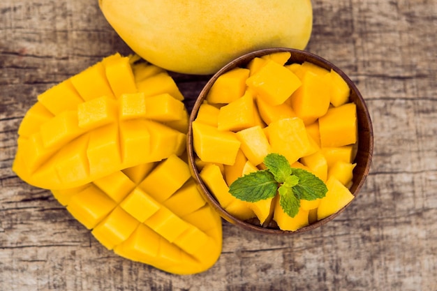 Fruta de mango y cubos de mango en la mesa de madera