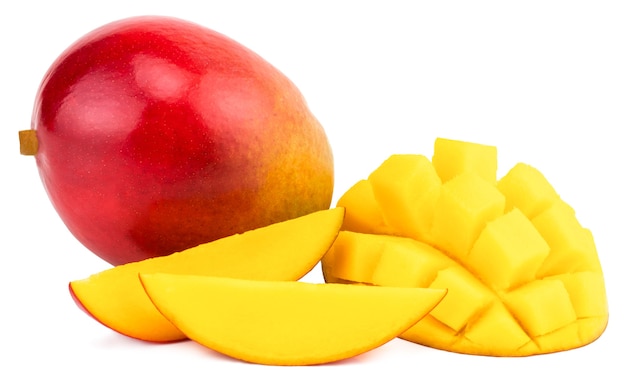 Fruta de mango con cubos de mango y rodajas. Aislado en un blanco.