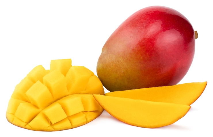 Foto fruta de mango con cubos de mango y rodajas. aislado en un blanco.