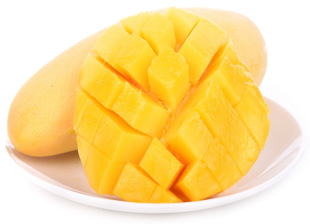 Fruta de mango en el fondo blanco