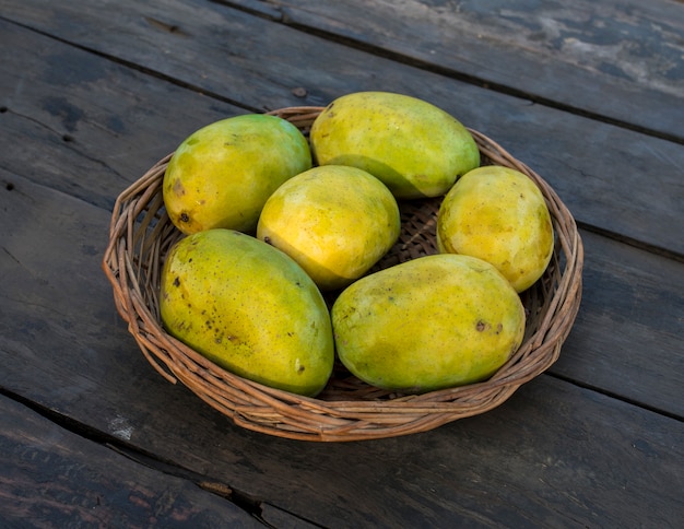 Fruta del mango en el fondo de madera