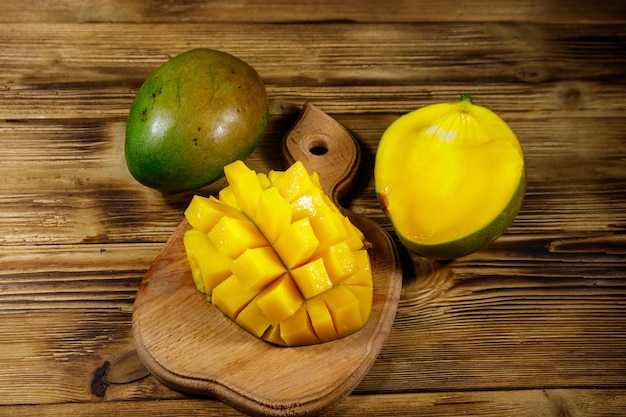 Fruta de mango fresco en mesa de madera