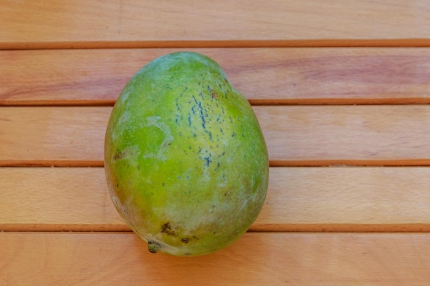 Fruta de mango fresco en mesa de madera