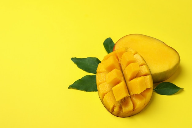 Fruta de mango madura sobre fondo amarillo