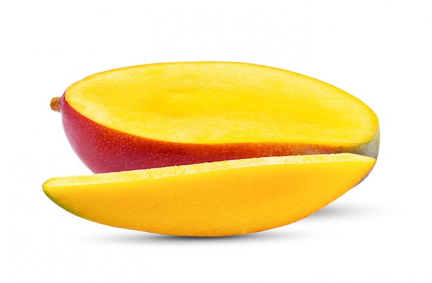 Fruta de mango en la pared blanca
