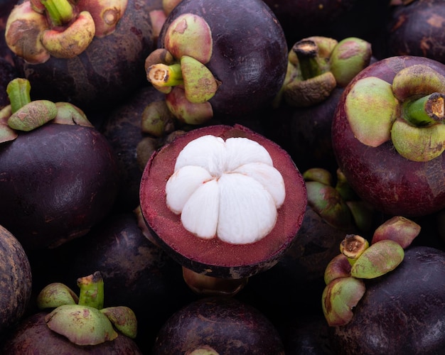 Fruta del mangostán aislado sobre fondo