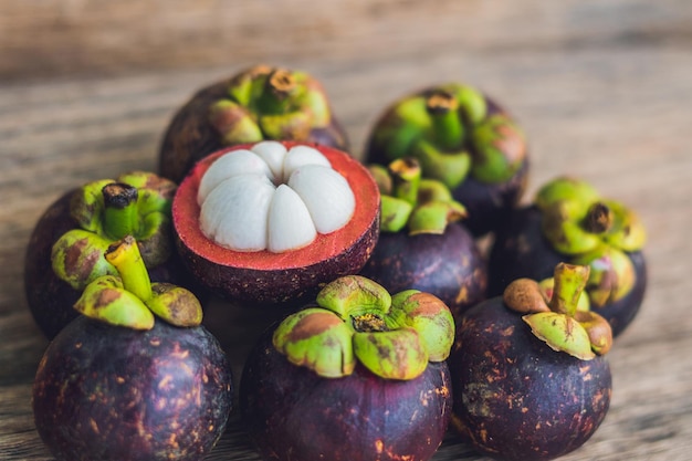 Fruta del mangostán en la mesa de madera