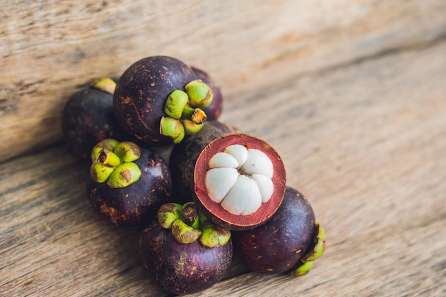 Fruta del mangostán en la mesa de madera