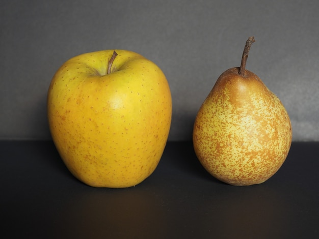 Fruta de manzana amarilla y pera