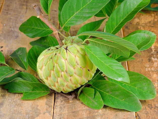 Fruta de la manzana de azúcar en la mesa de madera