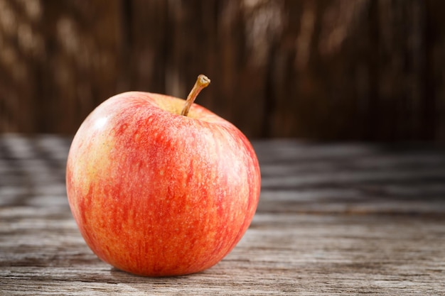 Fruta de manzana roja sobre la mesa