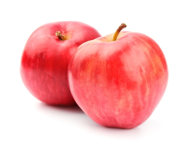 Fruta de manzanas maduras de cerca en blanco