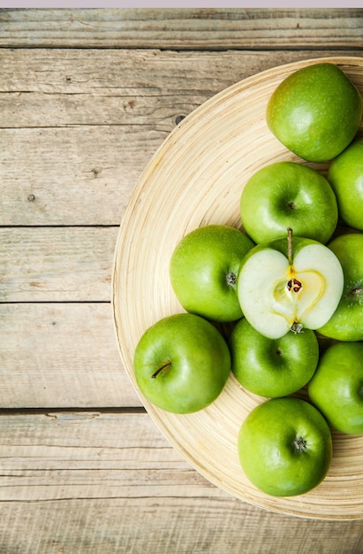 Fruta. manzanas en un recipiente sobre la mesa de madera