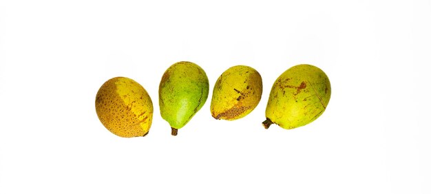 Foto fruta mataa madura sobre un fondo blanco.