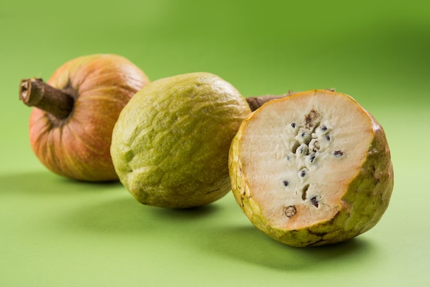 Foto fruta medicinal rara ramphal ou ram fal também conhecida como annona reticulate ou soursop em inglês, sobre fundo temperamental, foco seletivo